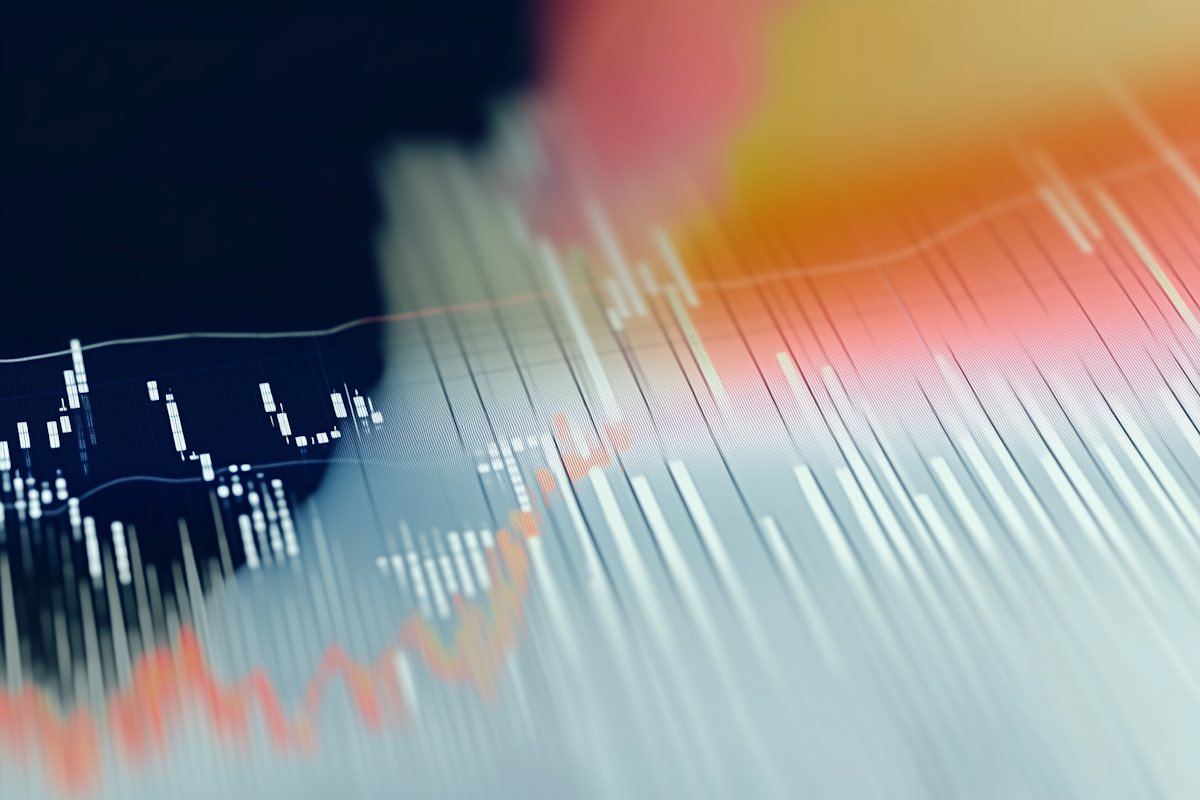 Professionelle Finanzberater bei der Analyse von Investitionsstrategien und Budgetplanung